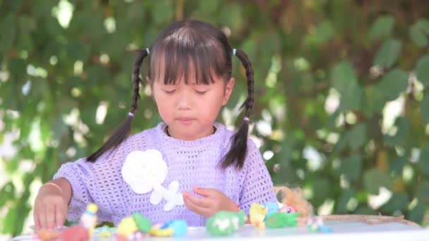 Niña esculpiendo juguetes de plastilina, apoyando la creatividad, aprendiendo a través de la experiencia, ayudando a los niños a tener acceso a una forma creativa de ver haciendo — Vídeos de Stock