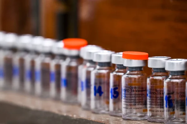 Thailand - 9 april 2021 Close-up van Sinovac Vaccin flesjes voor kan helpen pandemie te stoppen, COVID-19 vaccins kunnen helpen bij het verminderen van de overdracht van het nieuwe coronavirus van persoon tot persoon — Stockfoto