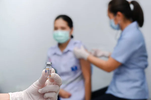 Tailandia - 9 de abril de 2021 Acercamiento de los frascos de los viales de la vacuna Sinovac para ayudar a detener la pandemia, las vacunas COVID-19 pueden ayudar a reducir la transmisión del nuevo coronavirus de persona a persona — Foto de Stock