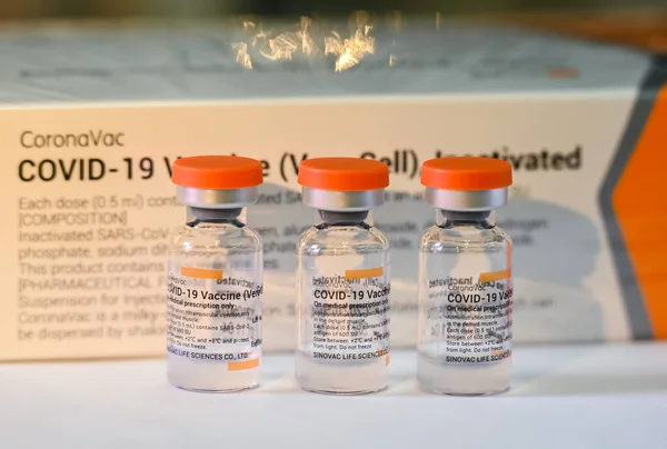 Thailand - June 5 , 2021 Close up of Sinovac Vaccine vials bottles for can help stop pandemic ,COVID-19 vaccines can help reduce the transmission of the new coronavirus from person to person — Stock Photo, Image