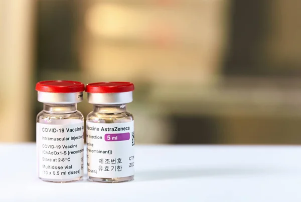 Thailand - 5 juni 2021 Close-up van AstraZeneca Vaccin flesjes voor kan helpen pandemie te stoppen, COVID-19 vaccins kunnen helpen de overdracht van het nieuwe coronavirus van persoon naar persoon te verminderen — Stockfoto