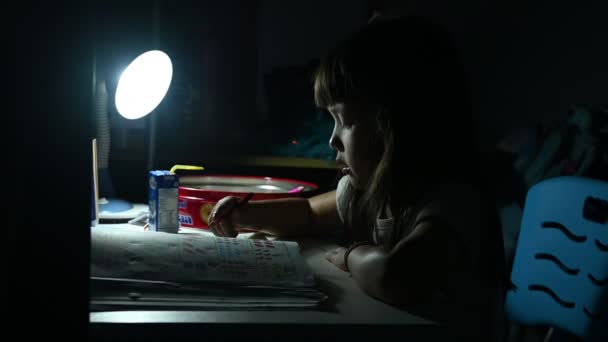 Asiática niña haciendo la escuela trabajo en casa en el dormitorio en casa por la noche — Vídeo de stock