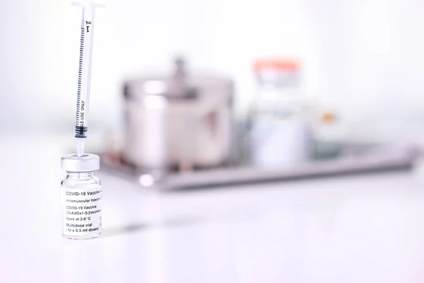 A Covid-19 vakcinát tartalmazó injekciós üveg COVID-19 vakcinák segíthetnek csökkenteni az új koronavírus átvitelét személyről személyre — Stock Fotó