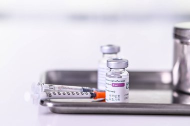 Tayland - 5 Haziran 2021 AstraZeneca Aşı şişelerinin kapatılması salgının durmasına yardımcı olabilir, COVID-19 aşıları yeni koronavirüsün insandan insana bulaşmasını azaltabilir