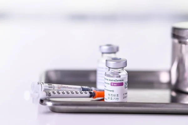 Thailand - 5 juni 2021 Close-up van AstraZeneca Vaccin flesjes voor kan helpen pandemie te stoppen, COVID-19 vaccins kunnen helpen de overdracht van het nieuwe coronavirus van persoon naar persoon te verminderen — Stockfoto
