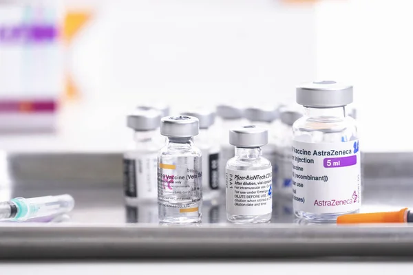 Tailândia - AUG 27, 2021 Close up de Sinovac, Pfizer, astrazeneca Frascos para injetáveis de vacina para parar a pandemia, as vacinas COVID-19 podem ajudar a reduzir a transmissão do novo coronavírus de pessoa para pessoa — Fotografia de Stock