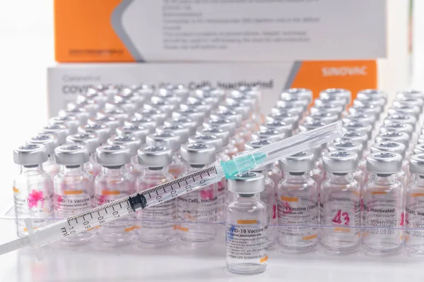 Thailand - AUG 27, 2021 Närbild av flaskor med Sinovac Vaccin för stopppandemi, kan COVID-19 vacciner bidra till att minska överföringen av det nya coronaviruset från person till person — Stockfoto