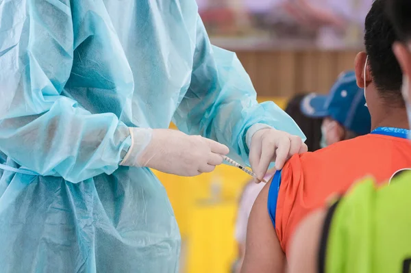 Médico administrando vacuna inyectable paciente hombro. Virus de la prevención de vacunas covid19 pandemia — Foto de Stock