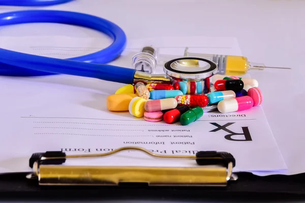 Medisch apotheker voorschrift spullen formulier - lege voorschrift en pillen stethoscoop — Stockfoto