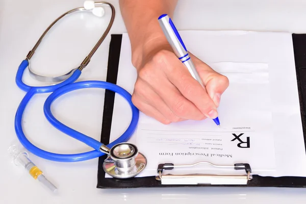 Lekarz jest pisanie recepty, stetoskop — Zdjęcie stockowe