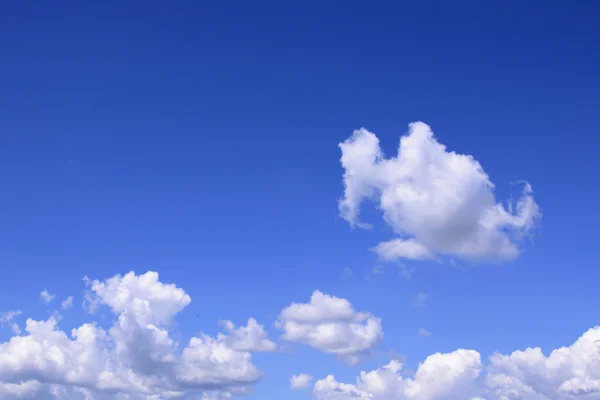 Modrá obloha s cloud, bílé mraky pozadí — Stock fotografie