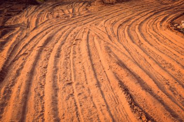 Tekerlek yolda bir ülke yolunda.