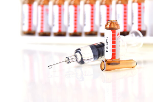 Медицинские ампулы и шприц
