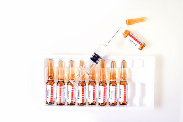 Медицинские ампулы и шприц
