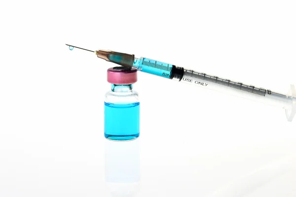Frascos médicos e seringa — Fotografia de Stock