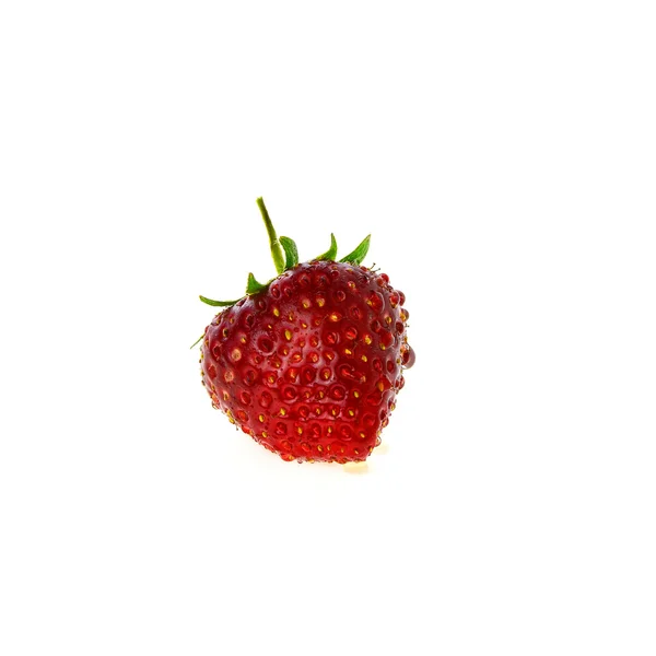 Una sola gota de agua de fresa en blanco con camino de recorte — Foto de Stock