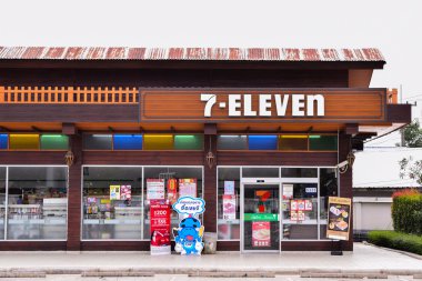 Loei, 22 Şubat: 7-Eleven mağazası yeni tasarım üzerinde 22 Şubat 2015 yılında: Loei, Thailand. Dünya'nın en büyük operatörü, oteller ve mağazalar, fazla 46,000 mağazaları ile lisans 7-eleven olduğunu.