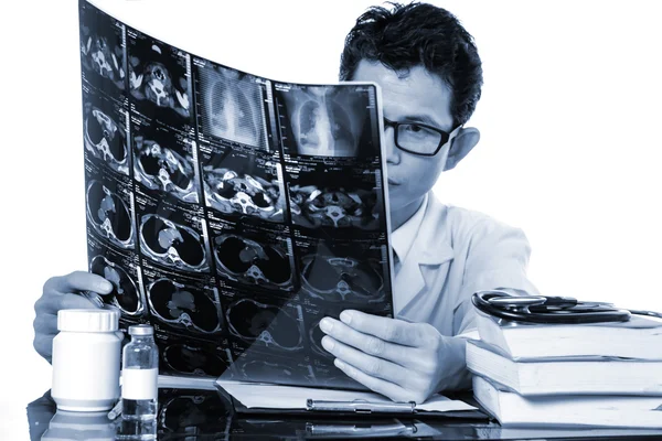 Los médicos están viendo la radiografía de la película del paciente, Concept medicine — Foto de Stock