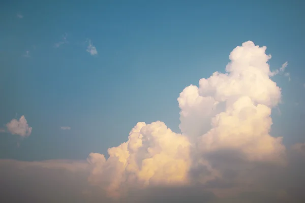 Θολή μπλε ουρανό, τα σύννεφα και ώρα της Δύσης για το φόντο — Φωτογραφία Αρχείου