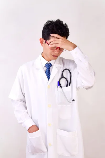 Doutor segurar a cabeça com a mão — Fotografia de Stock