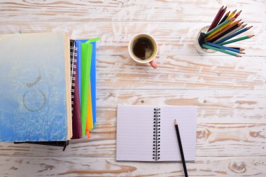 Not defteri ve kalemle kahve.