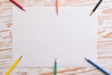 boş kağıt kayda göre ahşap masa üzerinde kalem