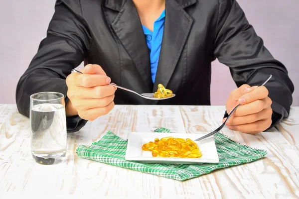 Assunzione di droghe, pillole sul piatto con cucchiaio e forchetta — Foto Stock