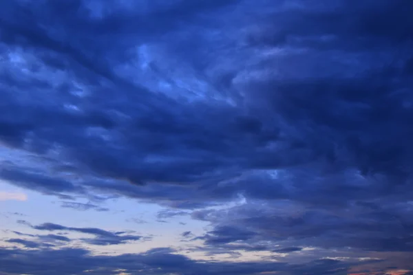 Dark clouds before the thunder-storm, rain. — Stock Photo, Image