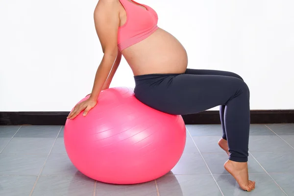 Mujer embarazada con pelota de gimnasia —  Fotos de Stock