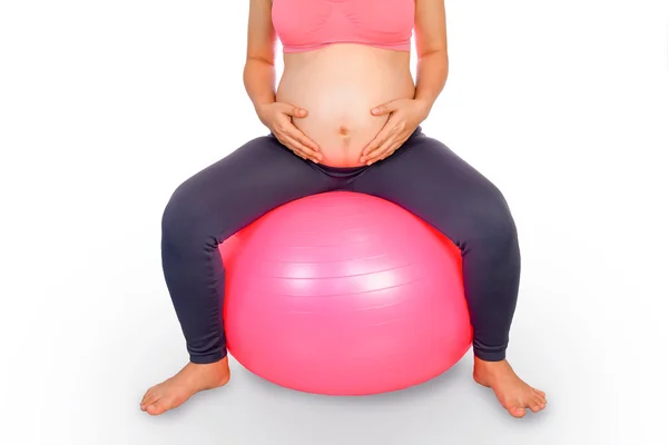 Беременная женщина с гимнастическим мячом — стоковое фото