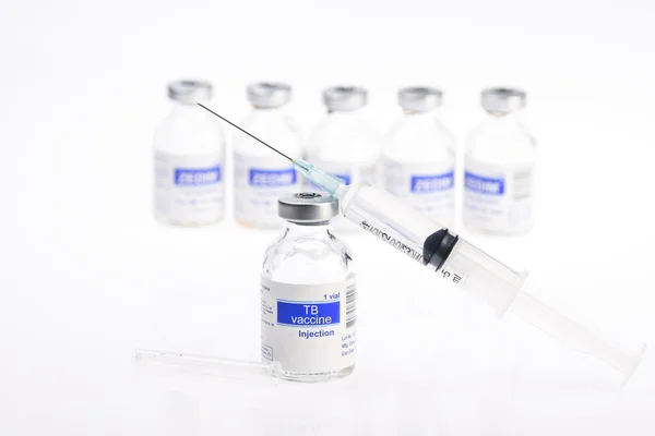 Vaccin en flacon avec seringue . — Photo