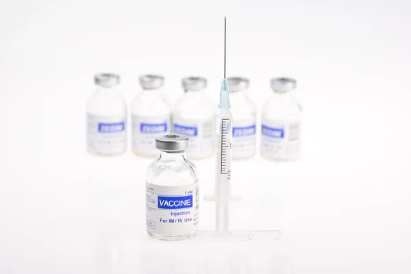 Vaccin i flaska med spruta. — Stockfoto