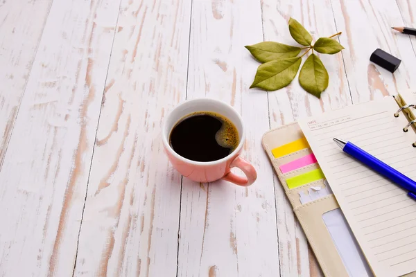 Caffè con blocco note e penna — Foto Stock