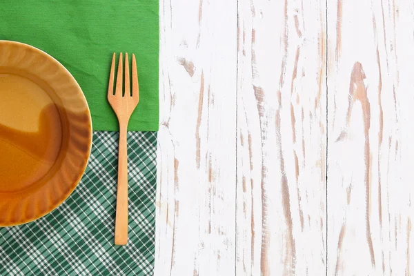 Cubertería de madera sobre mantel sobre mesa de madera — Foto de Stock