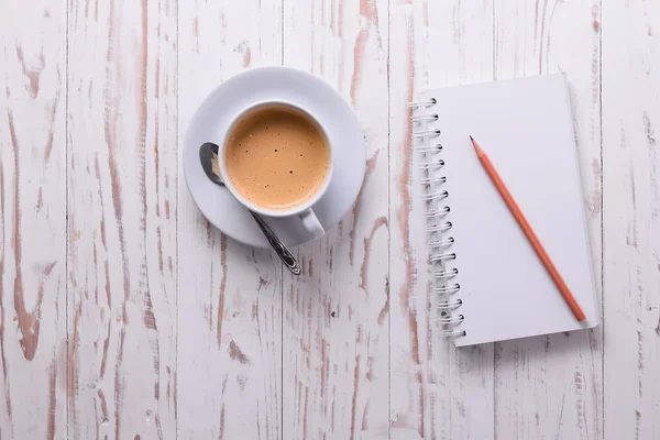 Καφές με σημειωματάριο και στυλό — Φωτογραφία Αρχείου