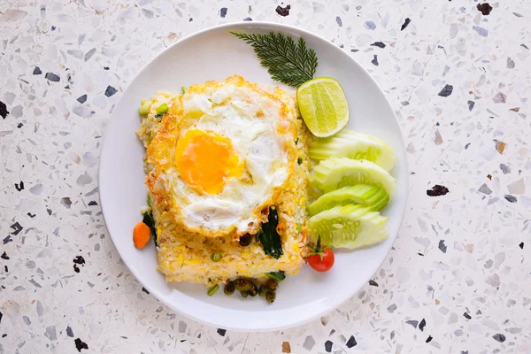 Fried rice  fried egg (Thai food) on the stone table — Stock Photo, Image