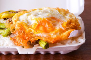 Beslenme çantası, domuz eti ve köpük kutusunun kızarmış yumurta ile kızarmış pilav.