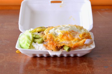 Beslenme çantası, domuz eti ve köpük kutusunun kızarmış yumurta ile kızarmış pilav.