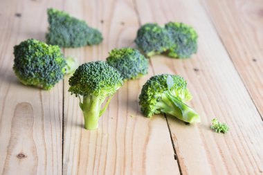 ahşap masa üzerinde taze brokoli