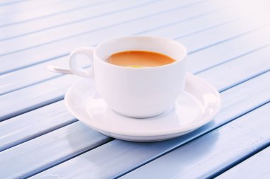 Masada bir fincan kahve.