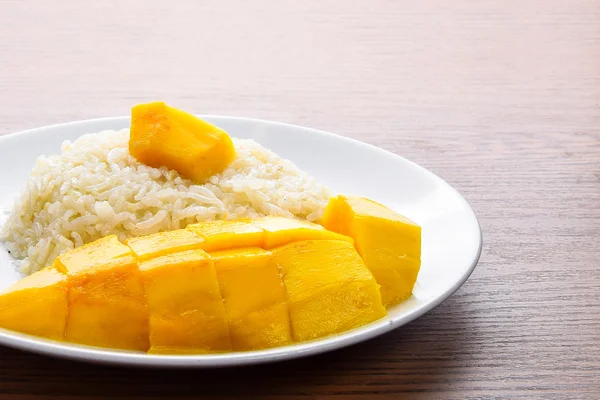 Yapışkan pirinç mango ile — Stok fotoğraf