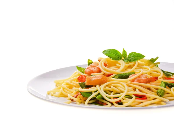 Espaguete com camarão e manjericão — Fotografia de Stock