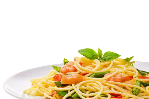 Spagetti garnélával és bazsalikommal — Stock Fotó