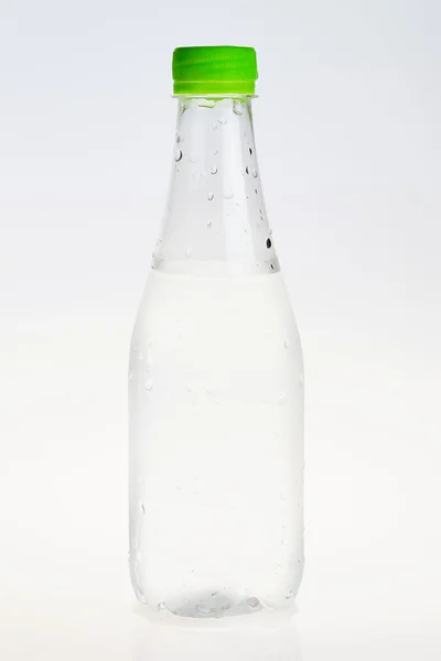 Botella de plástico de agua potable en blanco — Foto de Stock