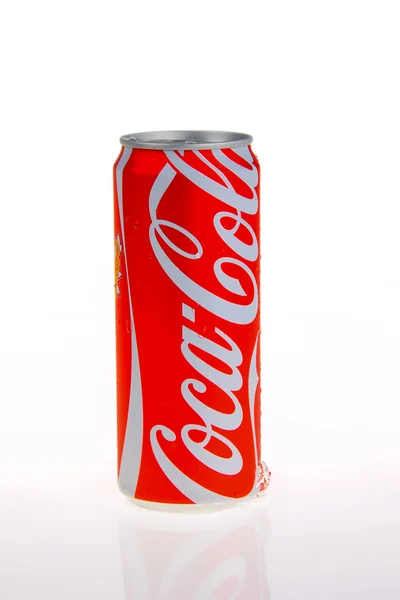 Pattaya, Tajlandia-3 kwietnia 2015: Coca-Cola na białym tle. Coca-Cola jest gazowanych napojów bezalkoholowych sprzedawały się bardzo dobrze w Tajlandii i na całym świecie. — Zdjęcie stockowe
