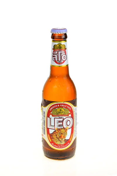PATTAYA, TAILANDIA - 2 de abril de 2015: Cerveza Leo en la playa.Cerveza Leo creada por Boon Rawd Brewery co., Ltd en Tailandia — Foto de Stock