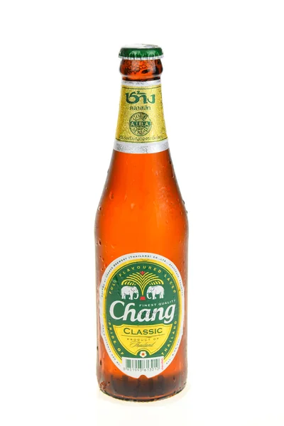 PATTAYA, TAILANDIA - 2 de abril de 2015: La cerveza Chang producida en Tailandia, al pueblo tailandés le gusta beber — Foto de Stock