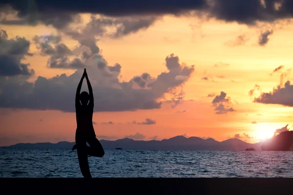 Mujer haciendo yoga en la playa — Foto de Stock