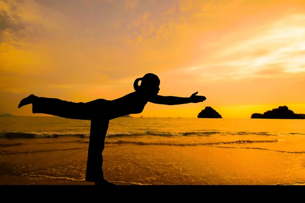 Woman making yoga on the beach — Stock Photo, Image