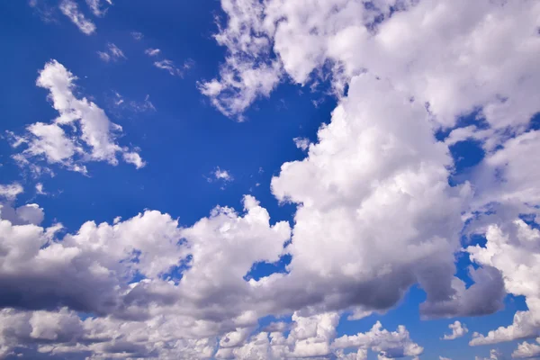 Modrá obloha pozadí s bílými mraky — Stock fotografie